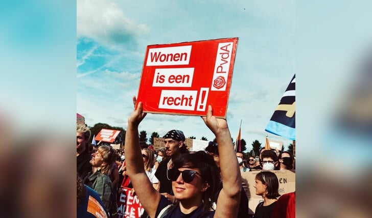 Patty Wolthof fractievoorzitter PvdA Zwolle met een protestbord Wonen is een recht!
