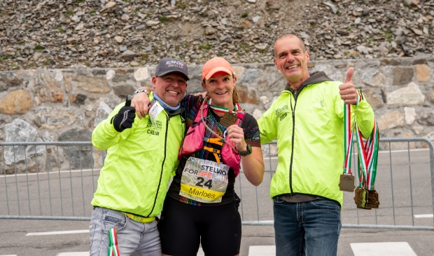 Finisher Marloes Viveen (midden) met organisator Eddie Sevink (rechts) en vrijwilliger Adri Kroes (links)