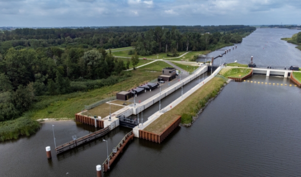 De Reevesluis in het Drontermeer.