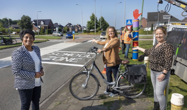 Irene Korting, Annemiek van Ginkel en Marike de Boer bij de rotonde.