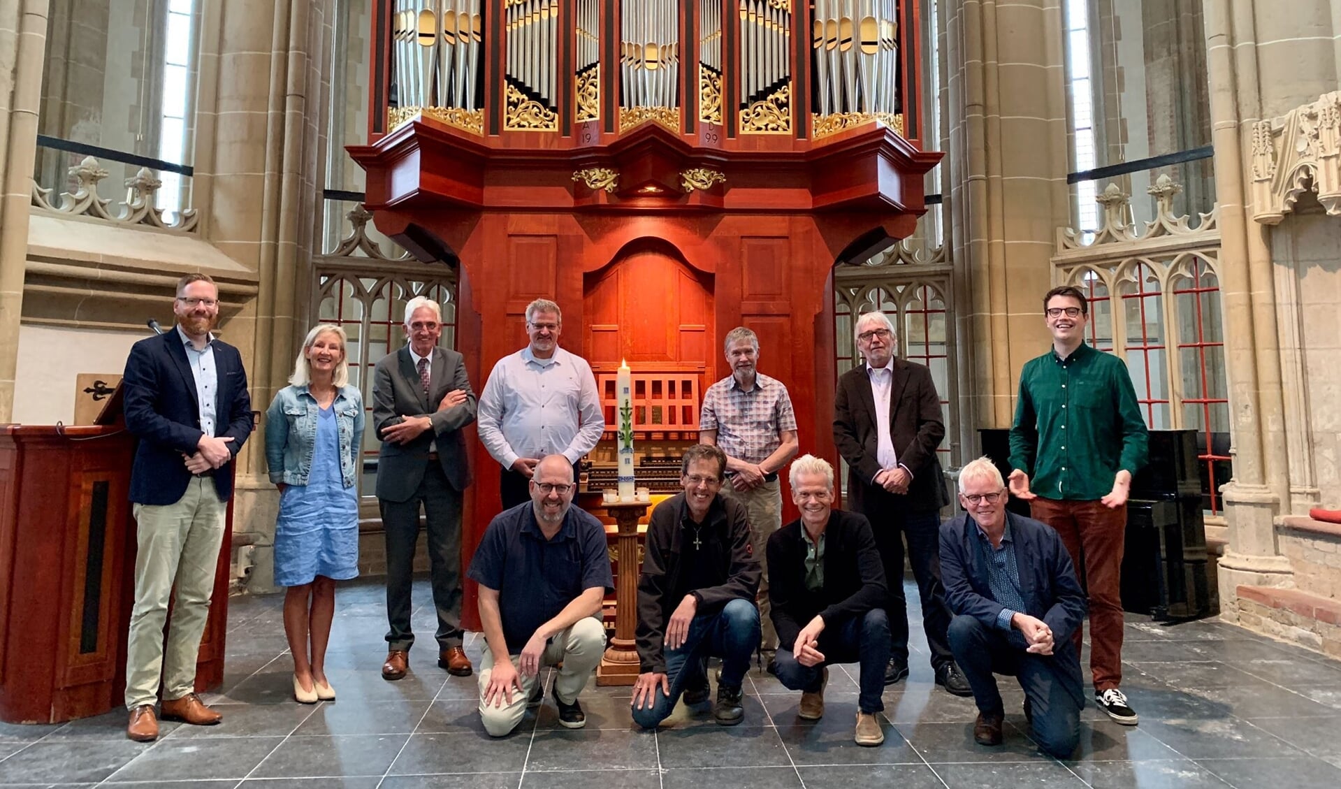 Het Kamper pastores-team van Op Adem. V.l.n.r en v.b.n.o: ds. Wilbert Dekker (Westerkerk), ds. Anneke v.d. Velde (Vrijzinnigen), ds. Sjoerd v.d. Velde (Vrij Evangelisch), ds. Hans Slotman (Eudokiakerk), ds. Feike Verboom (Westerkerk), ds. Rinus van Warven (Luthersen), ds. Maurits Luth (Baptistengemeente), ds. Jeroen Kanis (SOZO), ds. Bram Beute (Bazuinkerk), ds. Kasper Jager (Open Hof), ds. Roel Venderbos (Nieuwe Kerk). Ds. Lex Boot (Open Hof) ontbreekt op deze foto.