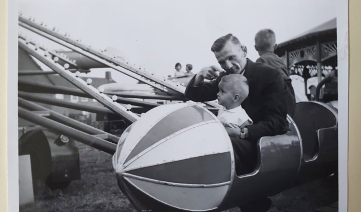 De 3-jarige Léon Algra met zijn vader op de kermis in Zeelst. 
