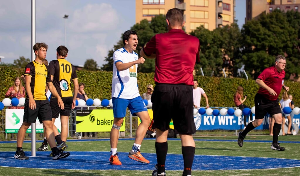 Wit-Blauw Wint Weer Van KV DOS Kampen, Maar Overtuigend Is Het Allemaal ...