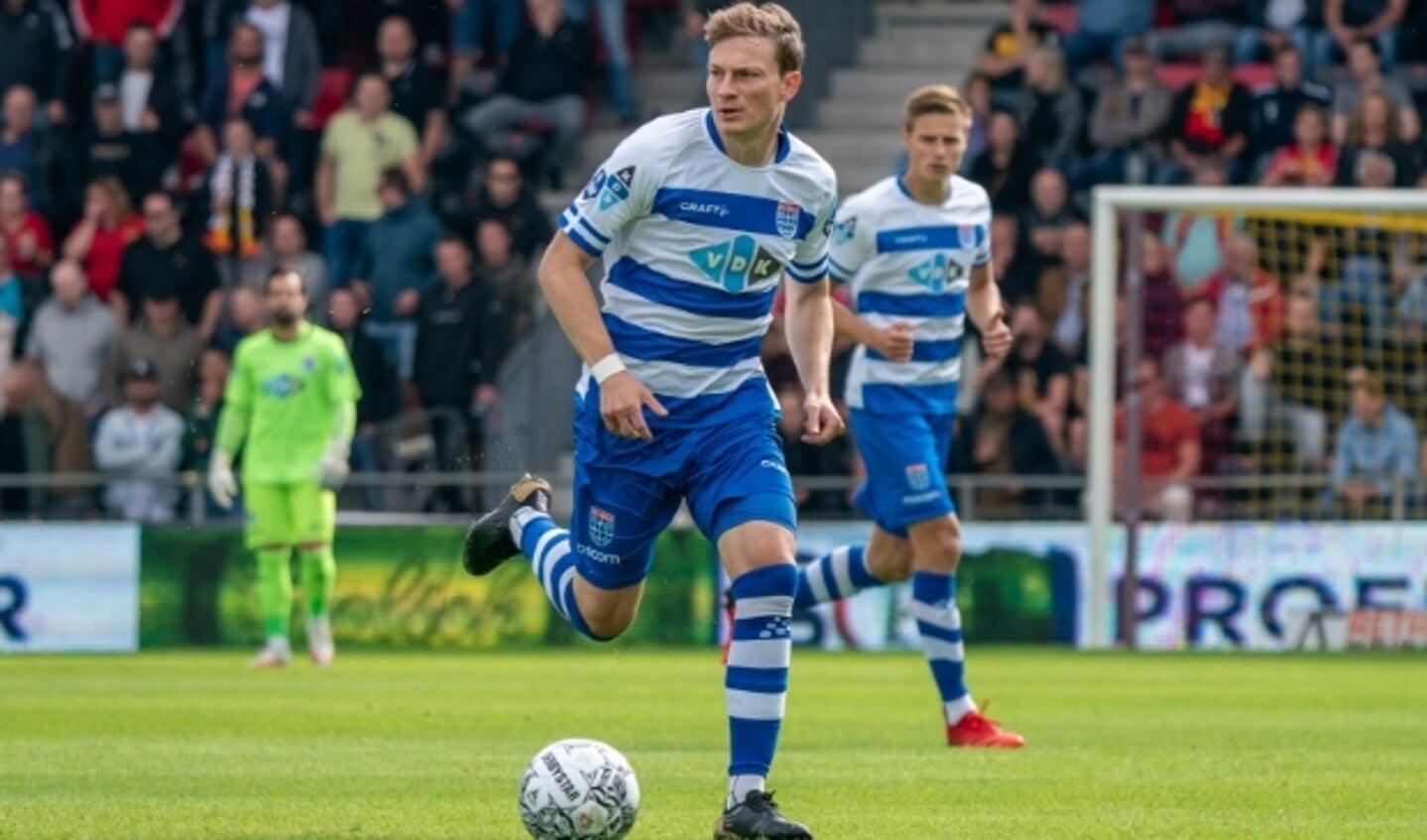 Rico Strieder aan de bal in het duel met Go Ahead Eagles. De nederlaag in de IJsselderby dreunde aan het begin van deze week nog flink na. 