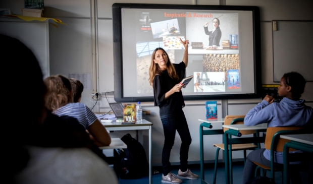 Auteur Cis Meijer voor de klas.