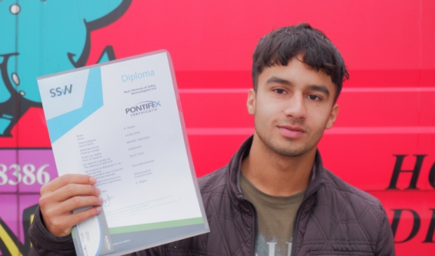 Kevin toont zijn certificaat.
