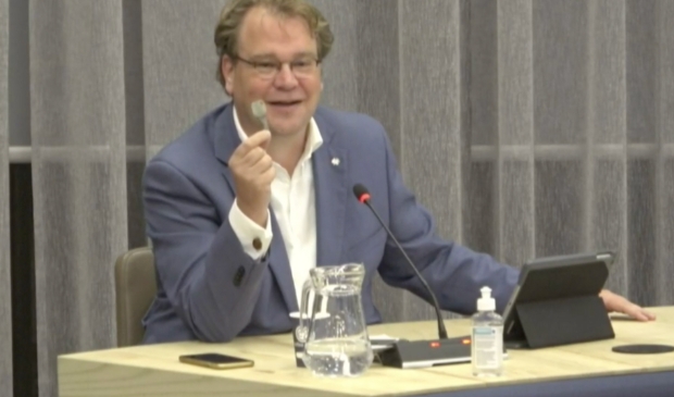 Paul Vermast toont zijn sleutel van het gemeentehuis.