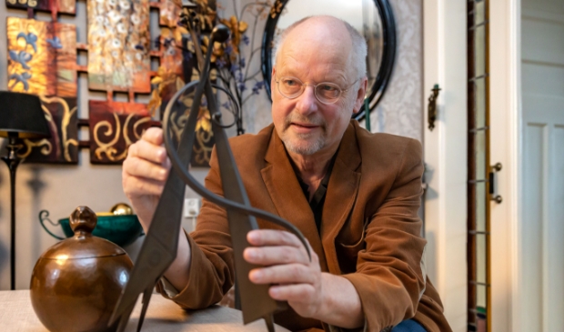 <p>Paul Gellings met 'De basspeler', een kunstwerk gemaakt door zijn grootvader Karl Gellings. Dit werk is ook gebruikt voor de cover van zijn roman. Daarnaast staat een tabakspot, ook gemaakt door zijn grootvader.</p>