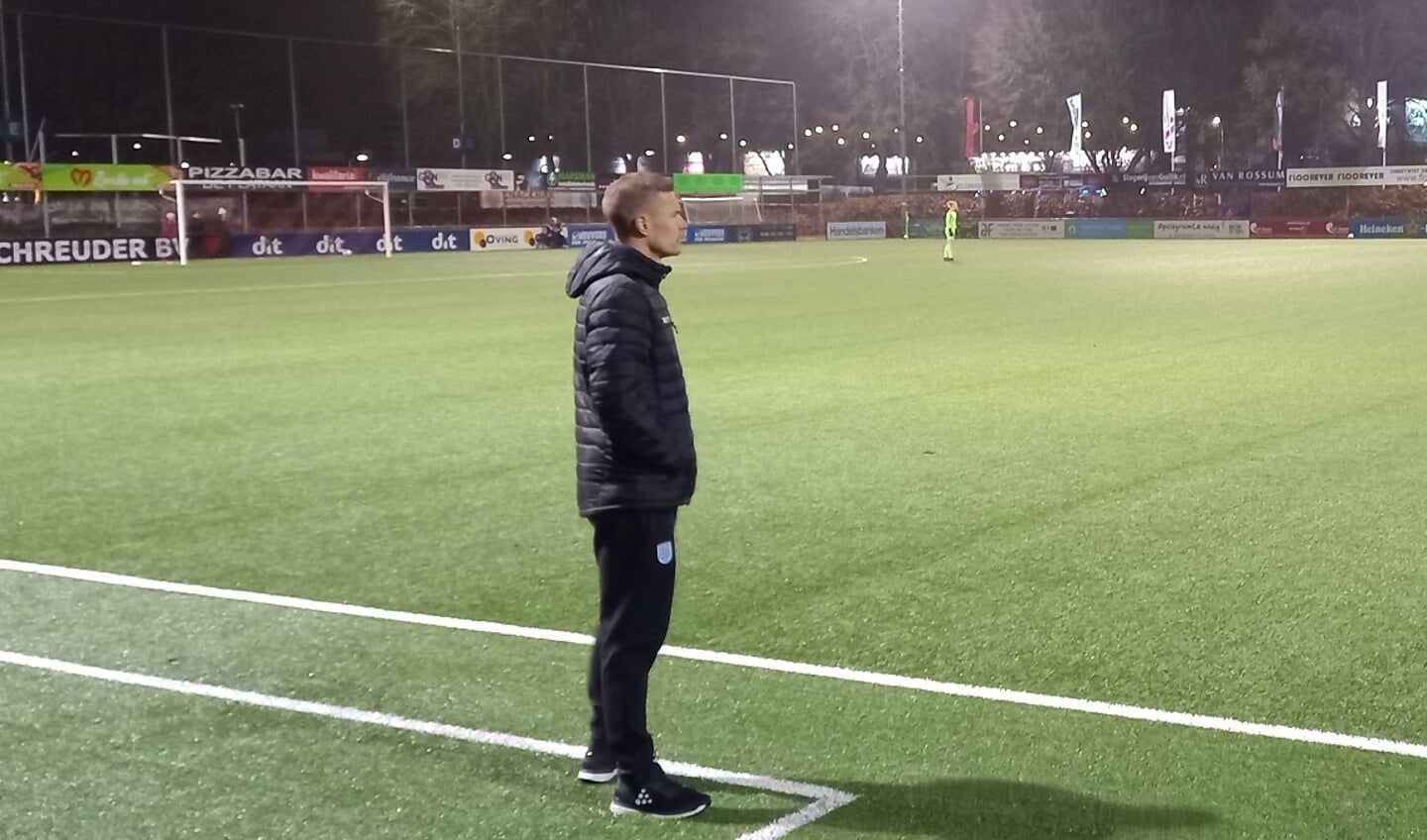Joran Pot kijkt toe bij een wedstrijd van PEC Zwolle Vrouwen op het sportpark van Be Quick '28.