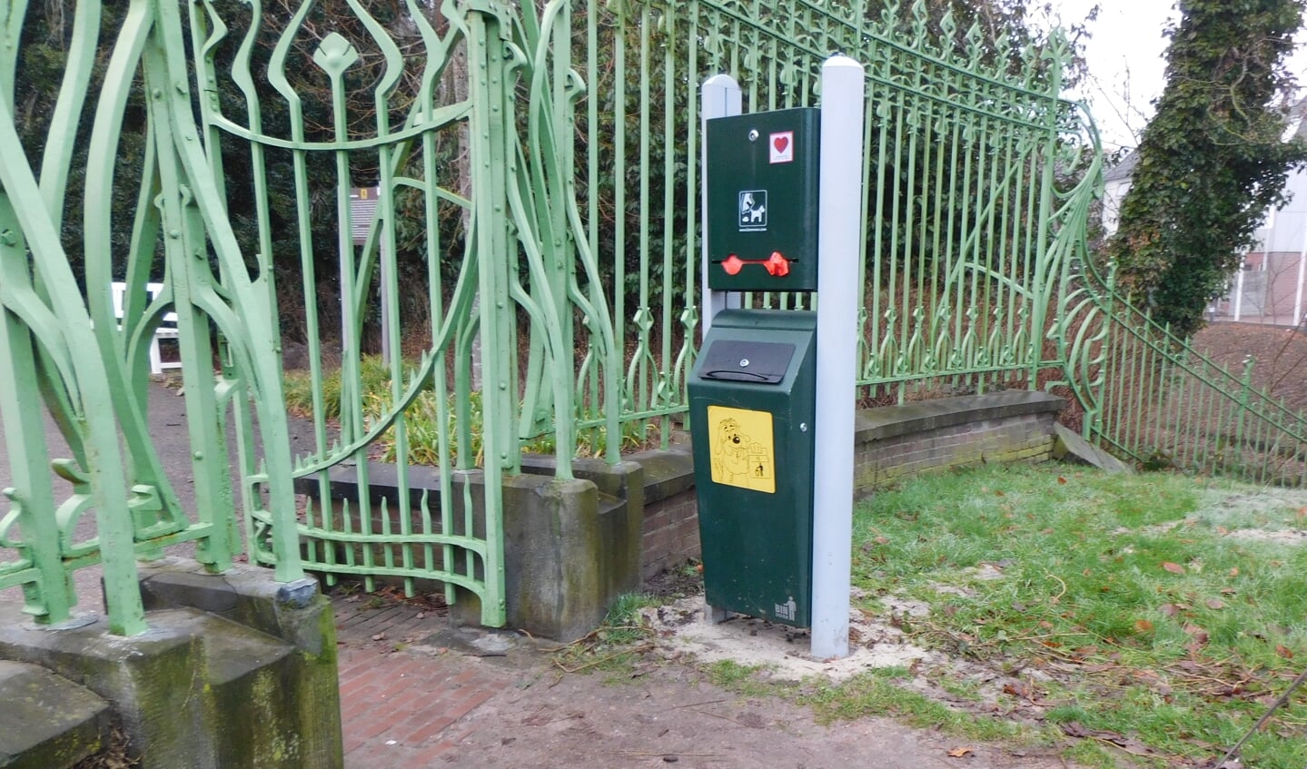 Dispenser met hondenpoepzakjes bij de ingang van Park Rams Woerthe