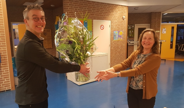 <p>Juf Ina krijgt bloemen van 'Mees Kees'</p>