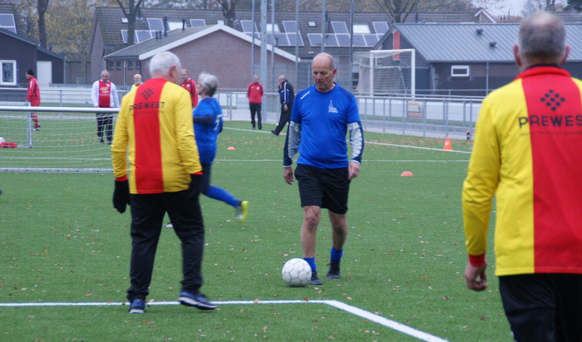 Topscoorder Frans van der Velden namens Walking Football Steenwijk aan de bal tijdens een eerder toernooi