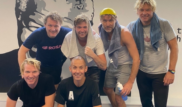 <p>De broers De Jager werken zich in het zweet in aanloop naar de Two Oceans Marathon. Staand: Tjeerd, Wietze, Klaas-Henk en Sjon de Jager. Zittend: Harm de Jager en Leslie Pangemanan van de Amsterdam Buitenveldert Sportclub.</p>