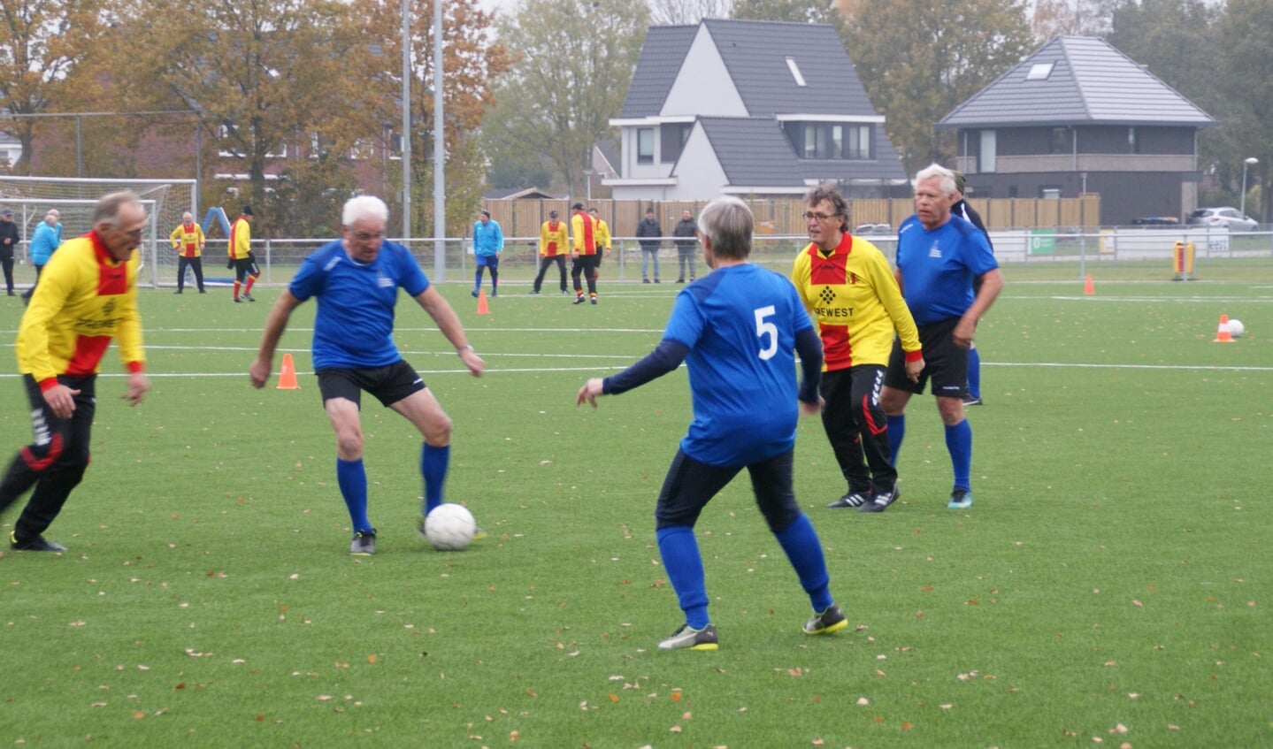 Jan Pit speelt de bal, rechts kijkt voorzitter Jan van Rosmalen toe