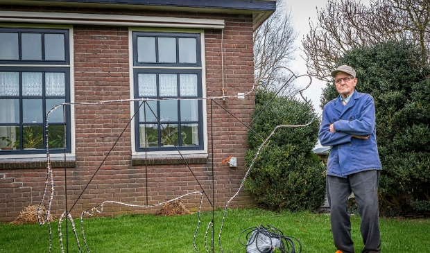 Tinus Kruithof bij de koe die hij van zijn (klein)kinderen heeft gekregen