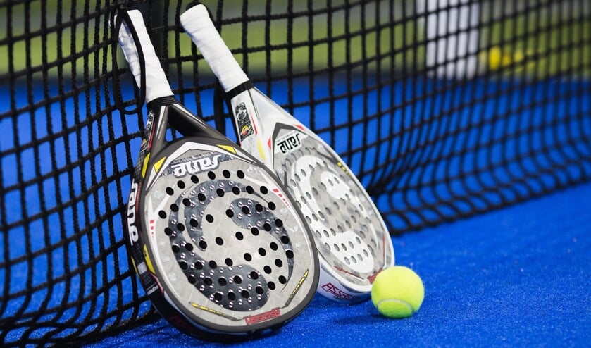 In een padelracket zitten tientallen gaatjes