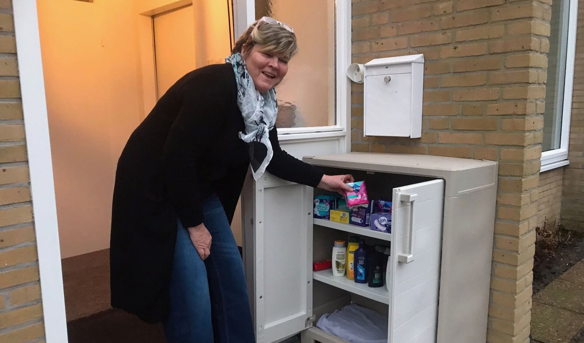 Frouke de Roo bij haar 'hygiënekast'.