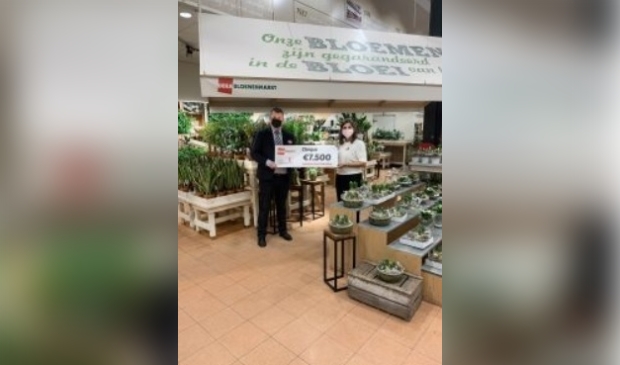Niels Grootjen, Supermarktmanager DekaMarkt Beverwijk en Indira Balgobind, brandmanager Pink Ribbon.