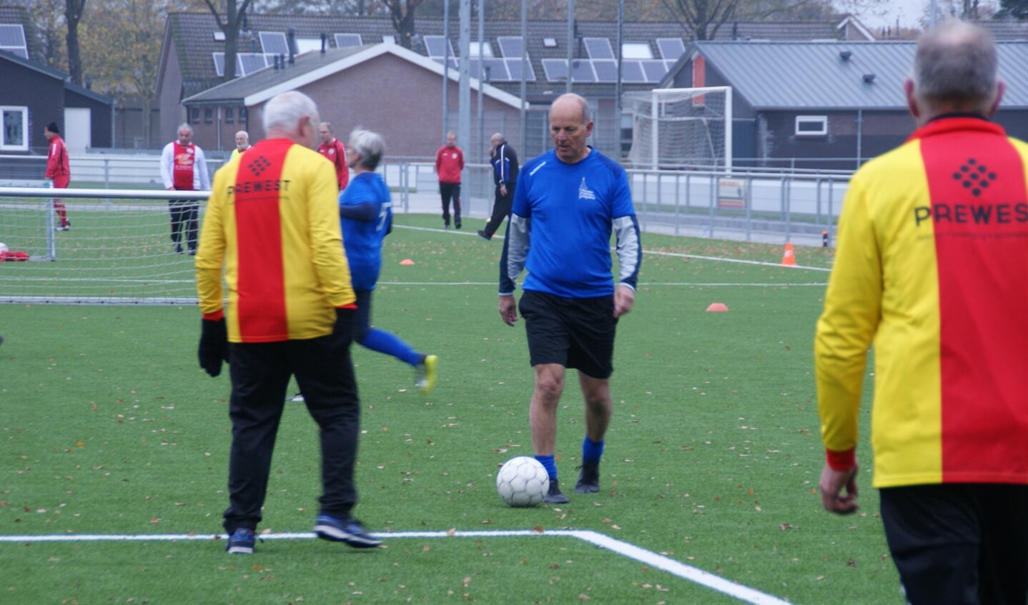 Frans van der Velden namens Walking Football Steenwijk aan de bal