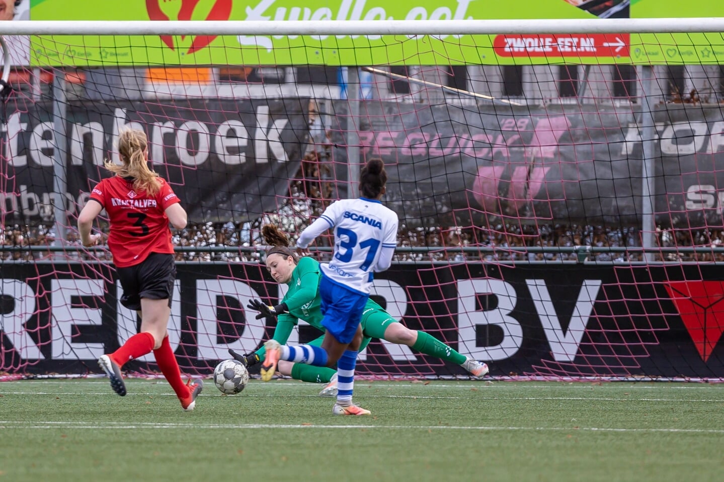 Invaller Zoe Brouwer (31) maakte de zevenklapper compleet voor PEC Zwolle vrouwen. 
