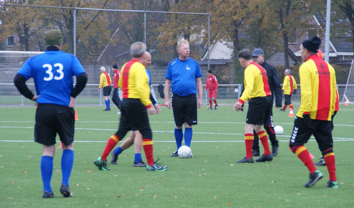 Wedstrijd in 2020 tussen Walking Football Steenwijk (blauw) en Vitesse '63