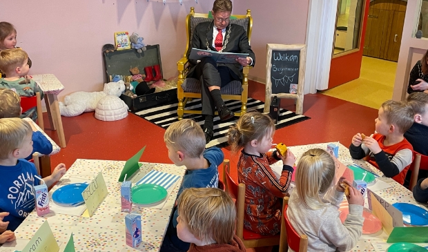 Burgemeester Rob Bats leest voor over monsters