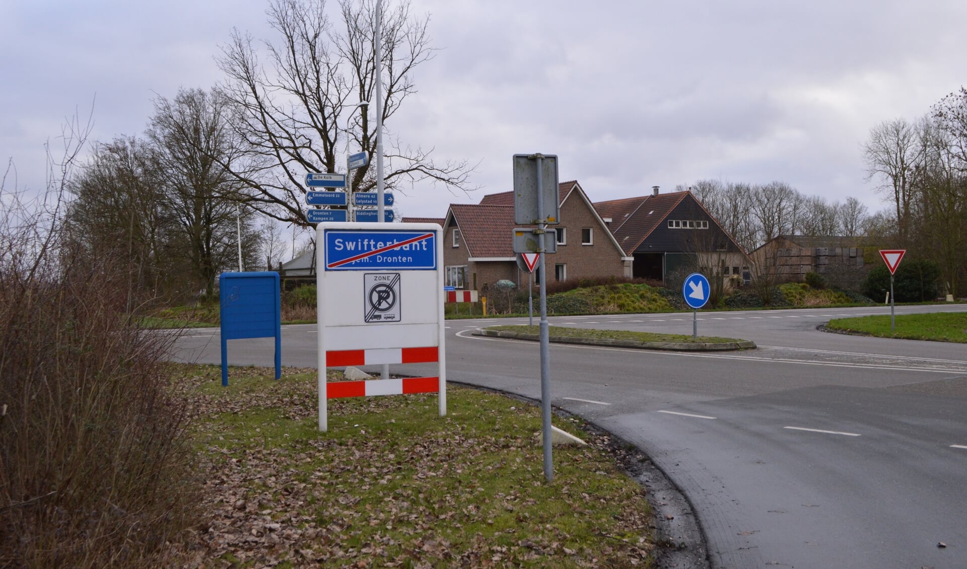 De kruising Industrieweg - Biddingweg bij Swifterbant.