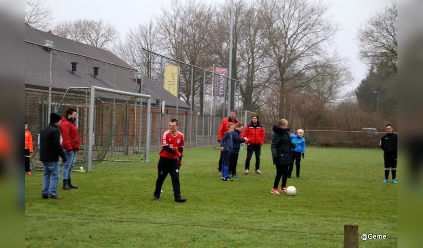 Training G-voetbal op het veld van SV Steenwijkerwold