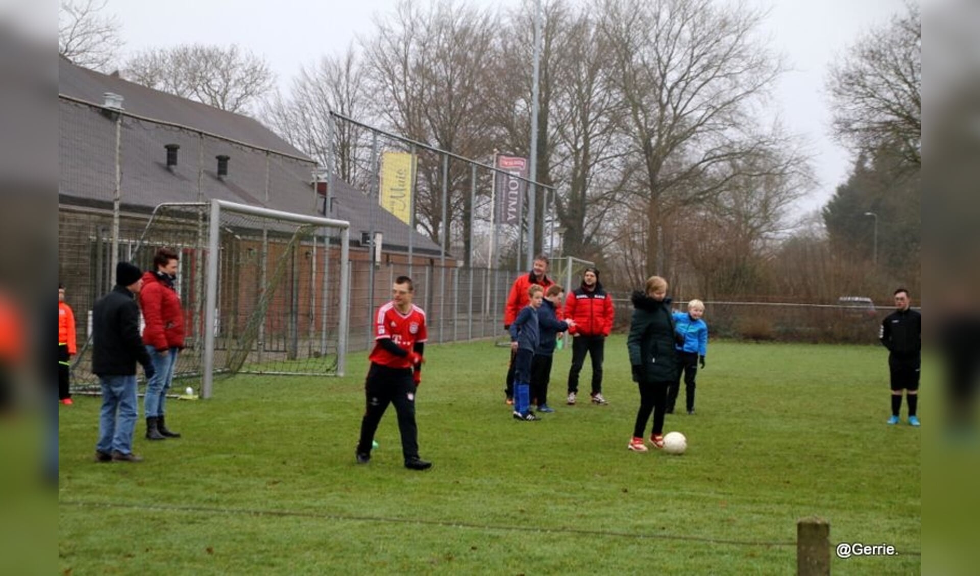 Training G-voetbal op het veld van SV Steenwijkerwold