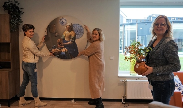 Aleida Strijkert, Mariët Essink en Vera Lammers van Het Baken leggen de laatste hand aan de verhuizing voor de bewoners arriveren.