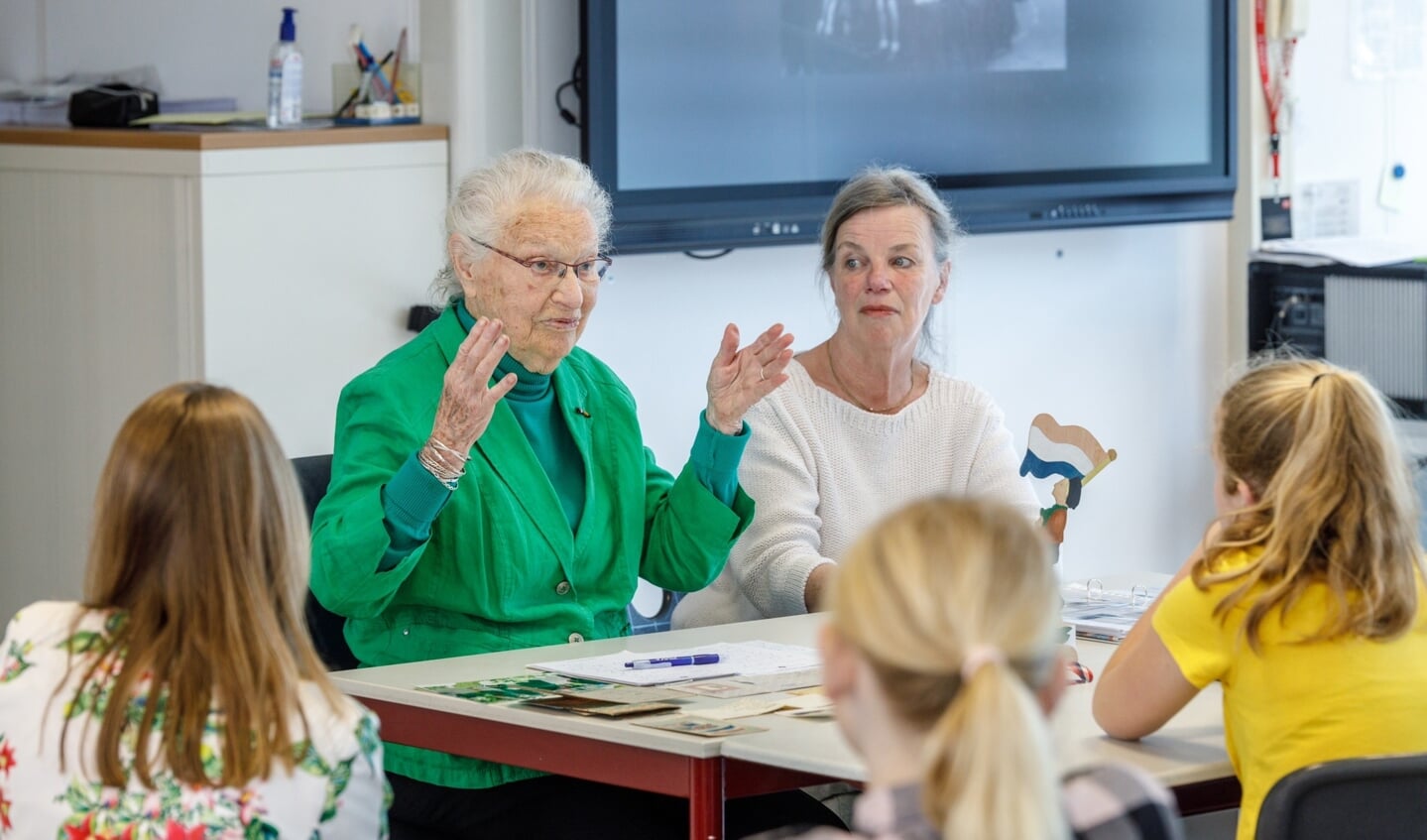 Annie Mulder op 95-jarige leeftijd bij het geven van een les in RSG Tromp Meesters