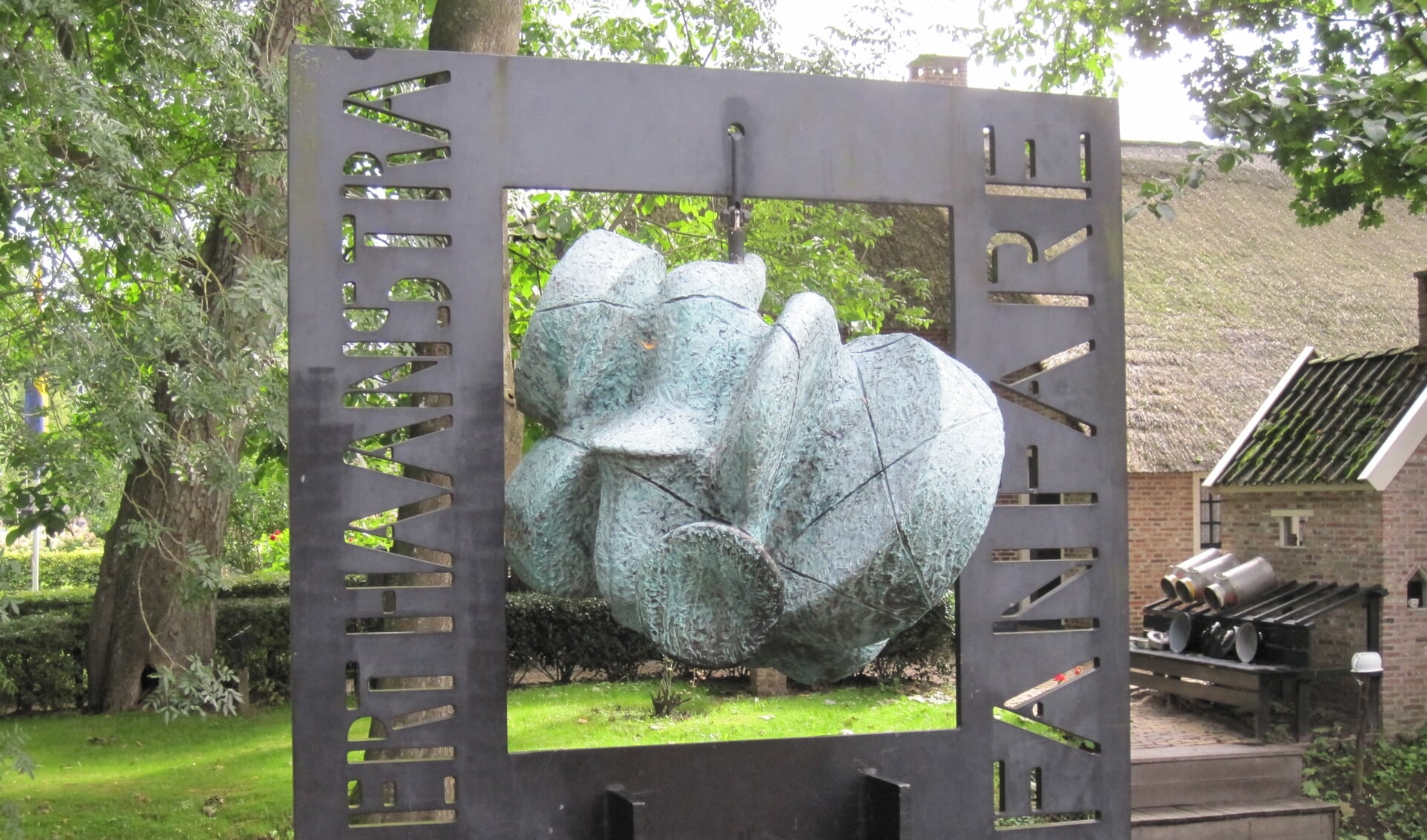 Monument in Giethoorn dat aan de film Fanfare herinnert
