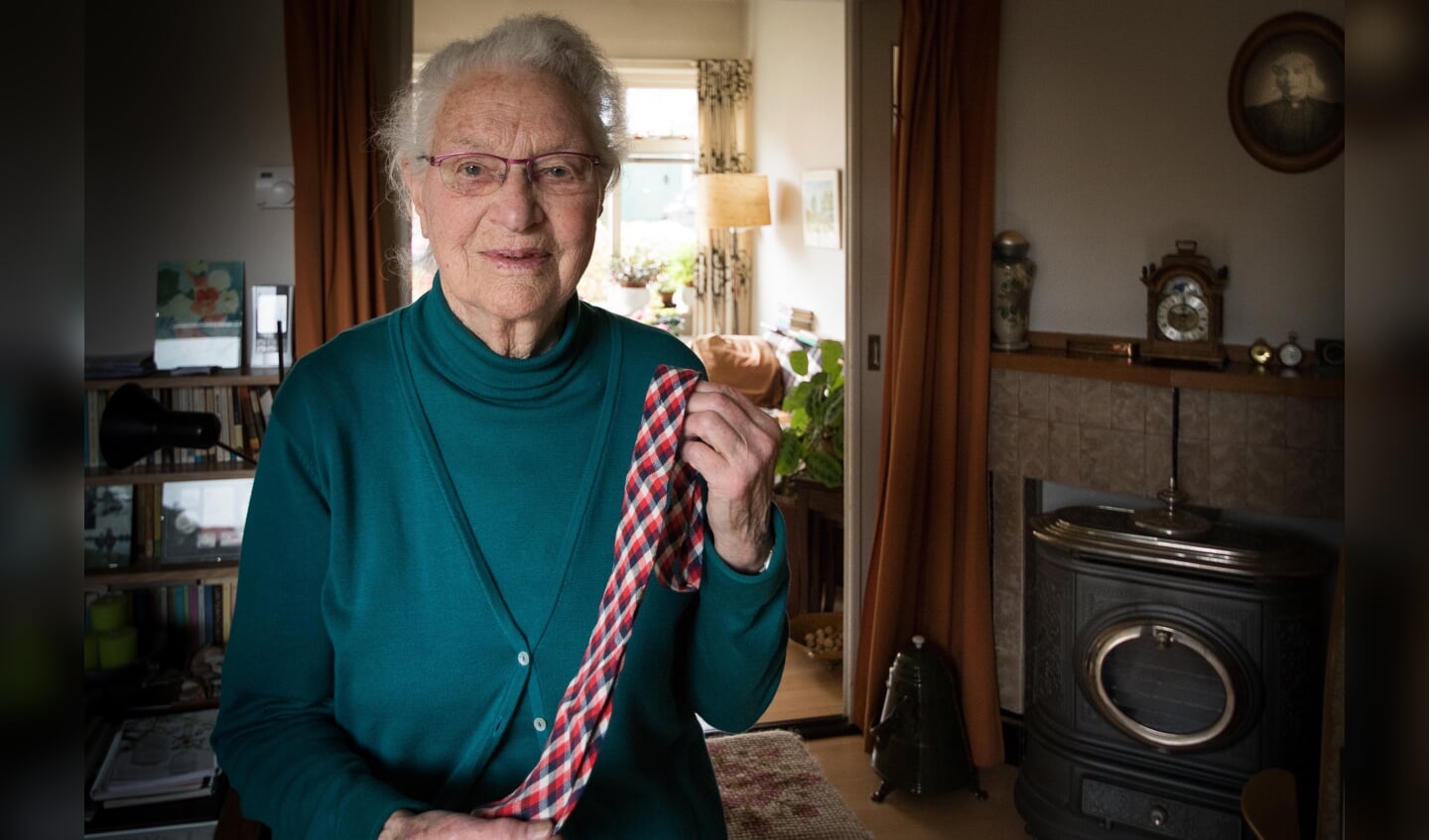 Annie Mulder op 91-jarige leeftijd met de das die tijdens de bevrijding droeg
