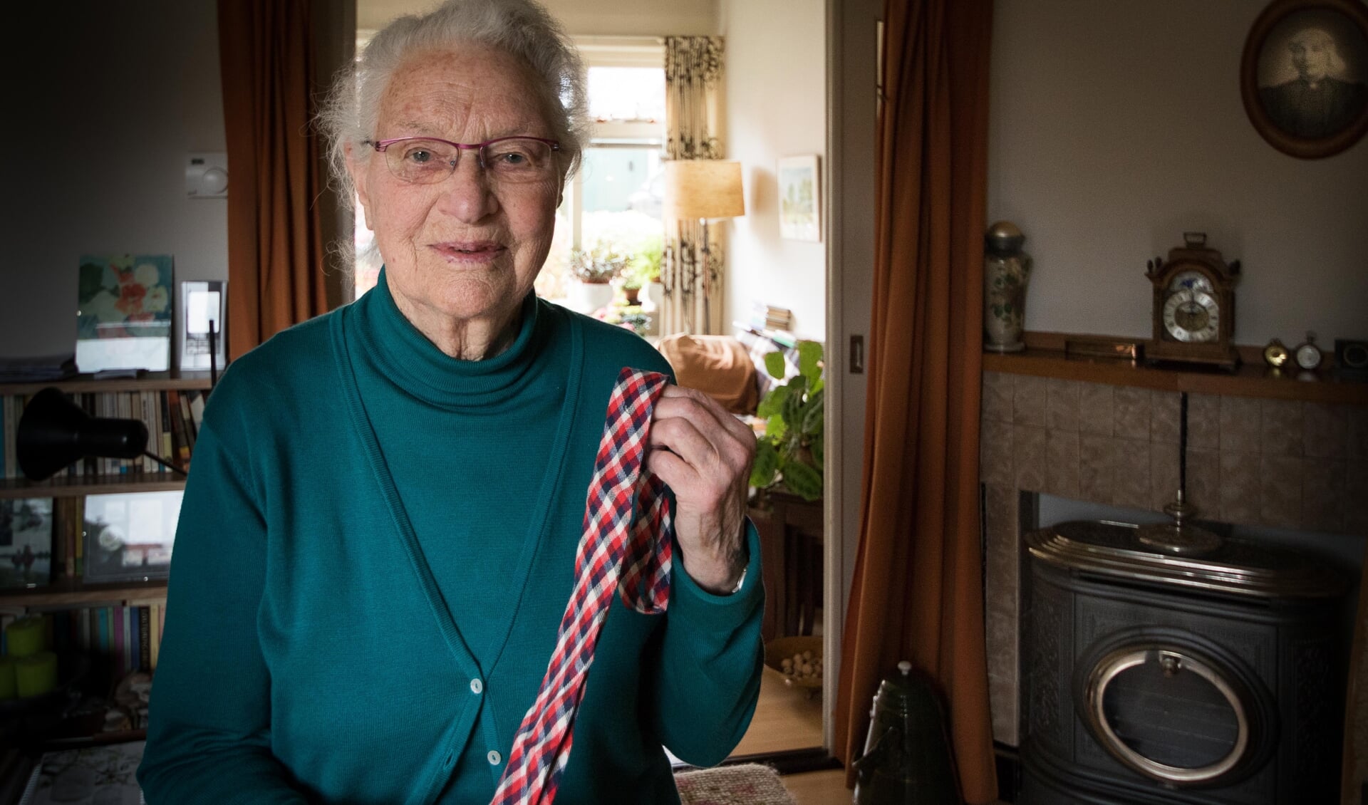 Annie Mulder op 91-jarige leeftijd met de das die tijdens de bevrijding droeg