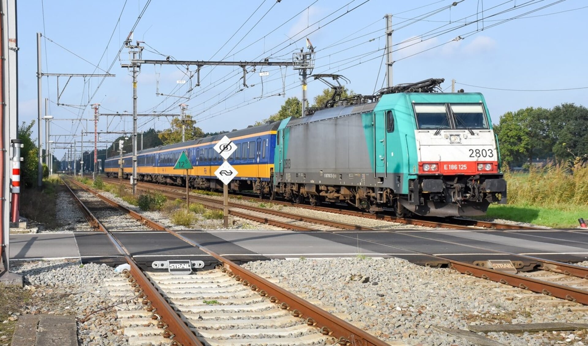 Een trein bestaande uit een Belgische Traxx-locomotief en Nederlandse ICR-rijtuigen passeert de grens op weg naar Brussel. 