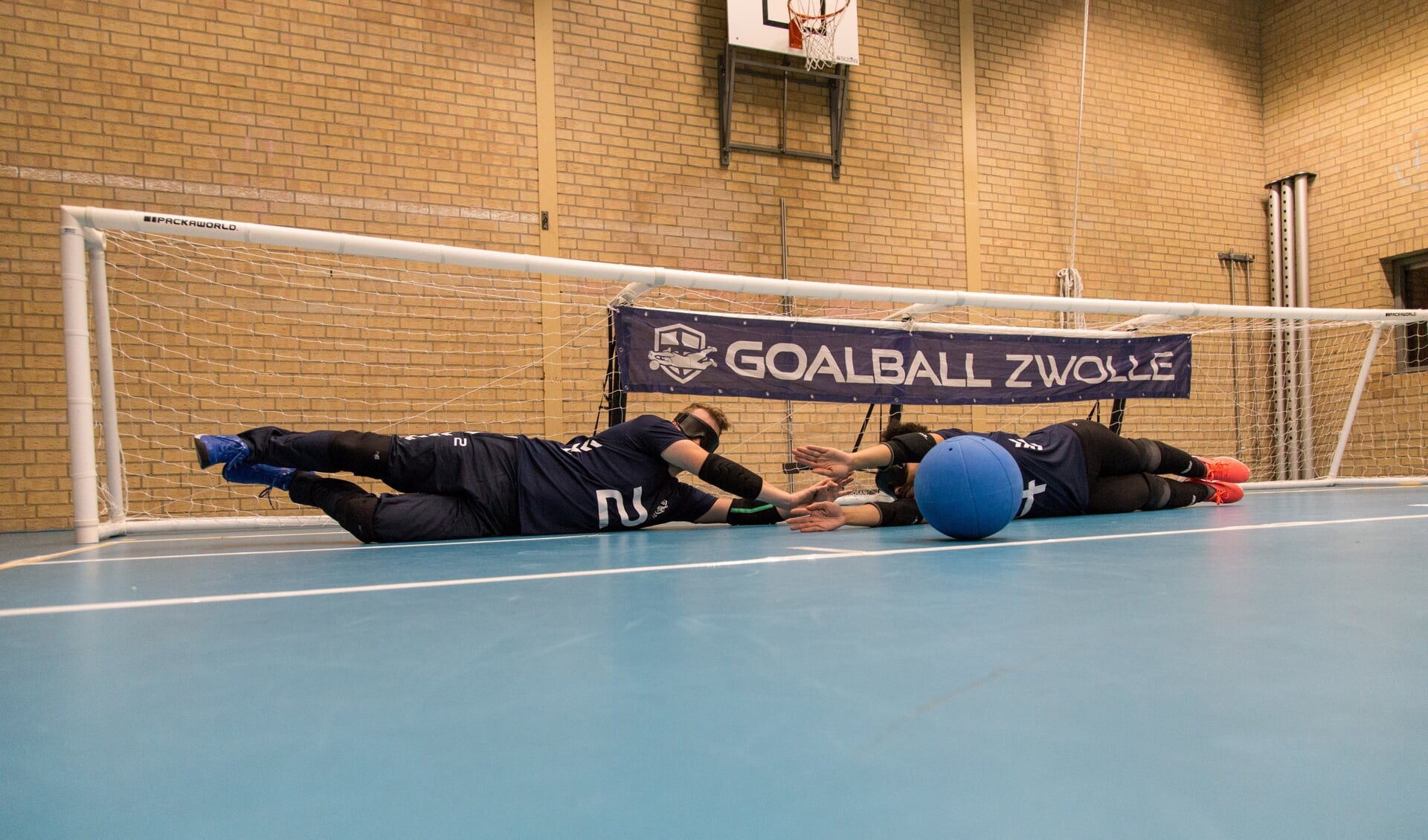 Michiel van den Berg (l) en Suleima Luciano in actie.