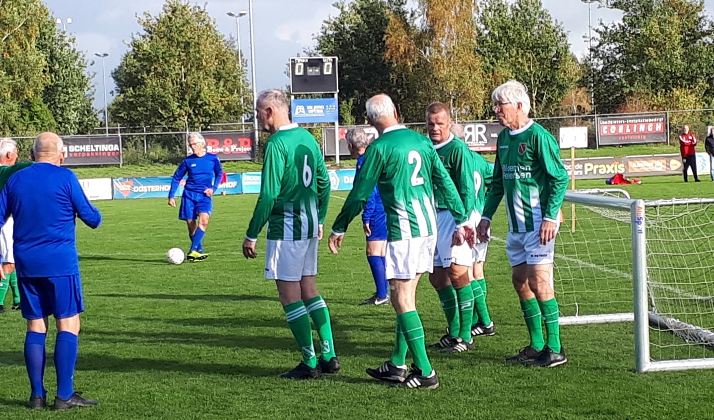 FC Meppel verschanst zich voor het doel in de wedstrijd tegen Dedemsvaart