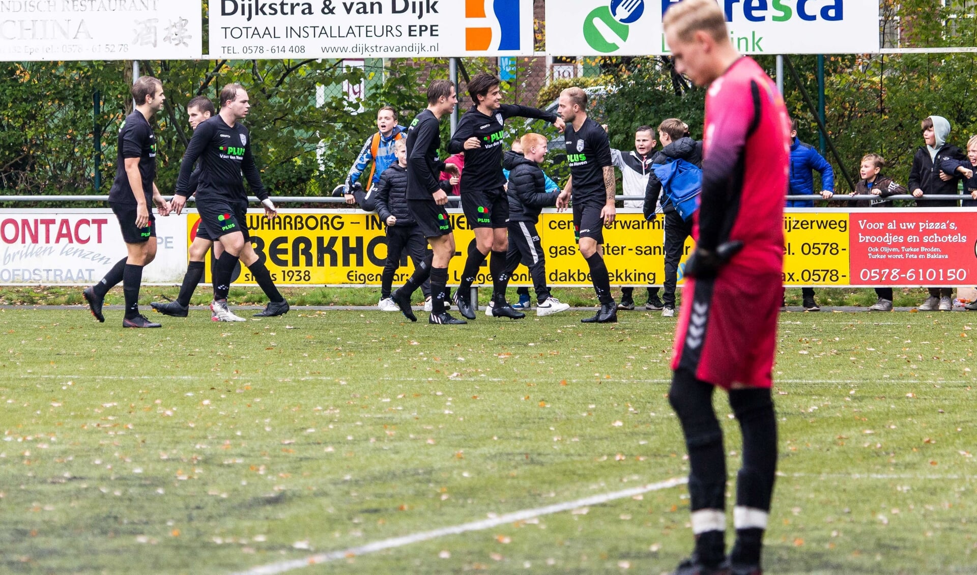 De ontlading is groot bij spelers en supporters als Dennis Bijsterbosch SEH op 0-1 schiet.