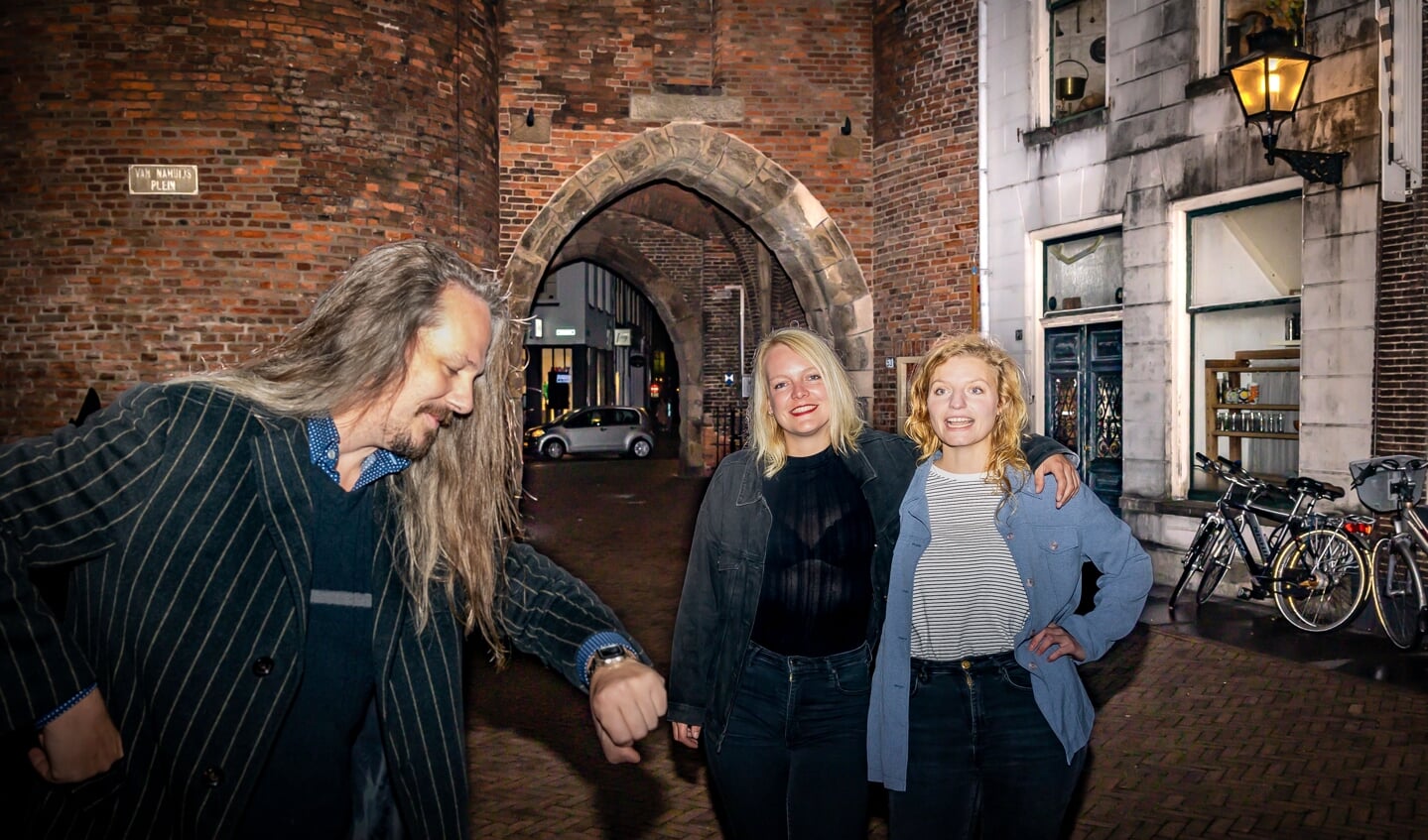 Scheidend Nachtburgemeester van Zwolle Jeroen van Doornik met het opvolgers duo Linda Tiesma en Rowan van Drogen.
© Pedro Sluiter Foto