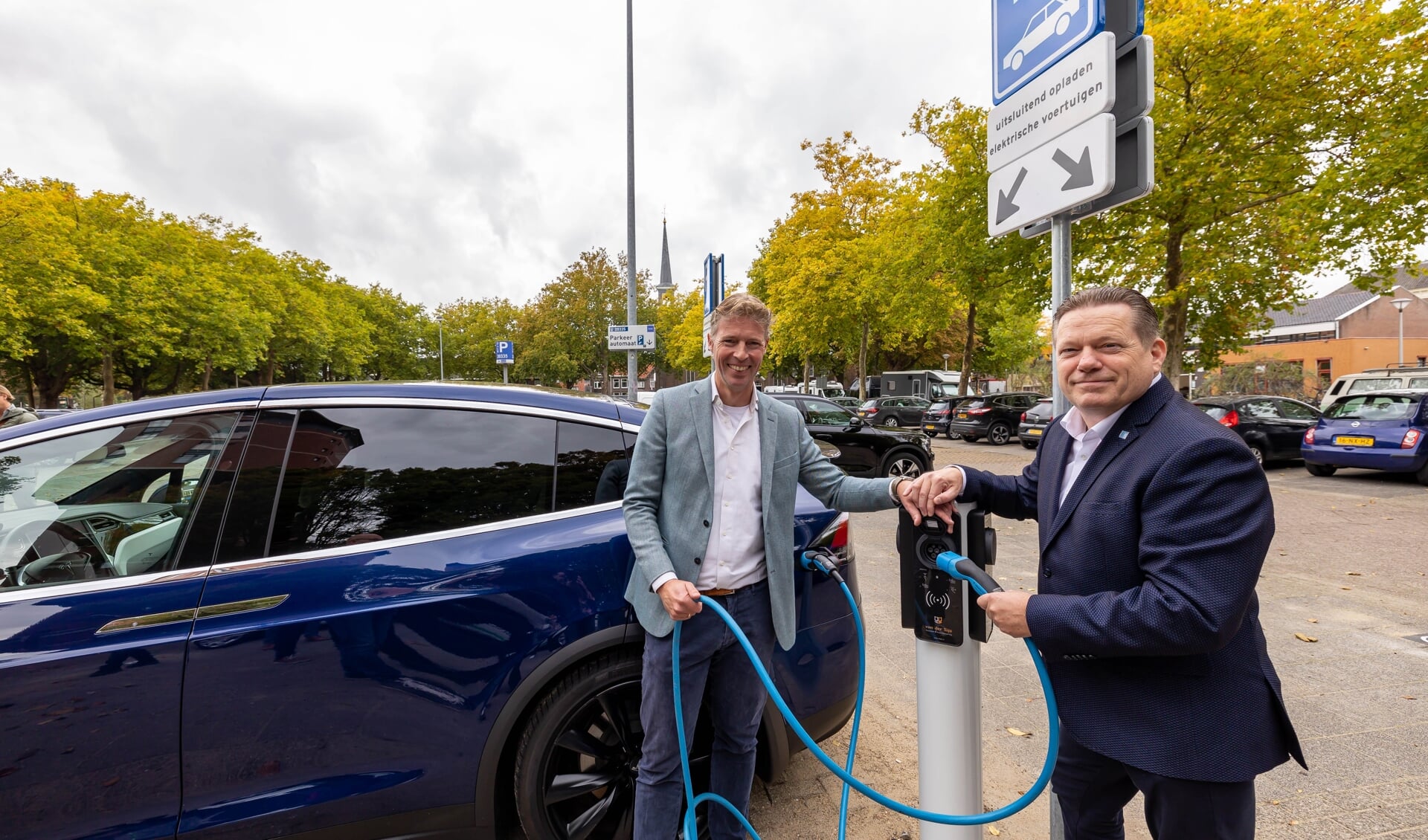 Directeur Jeroen Roelofsen van Park 'n Charge en wethouder Arjan Spaans (r) zijn blij met het nieuwe laadplein op de Turfmarkt. 