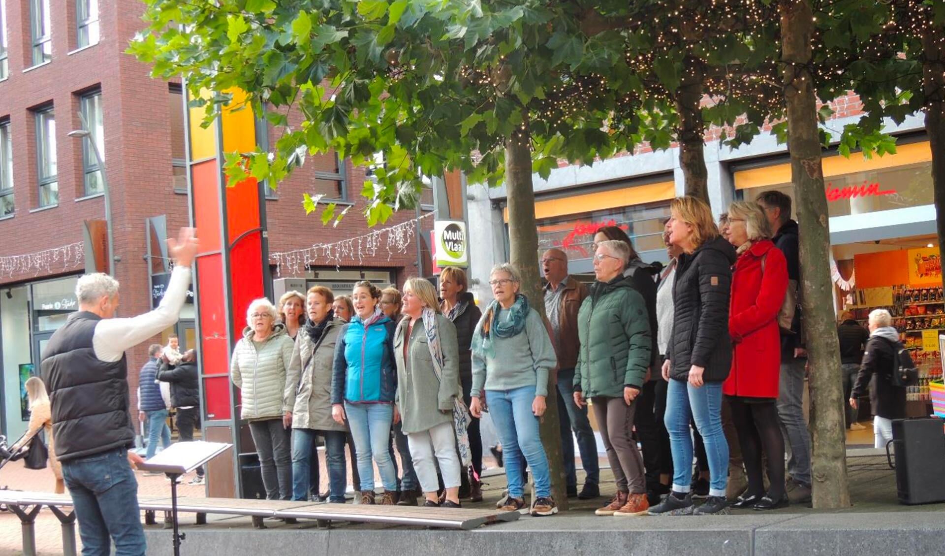 Het koor was zaterdag tweemaal te zien en te horen op het Havenplein.