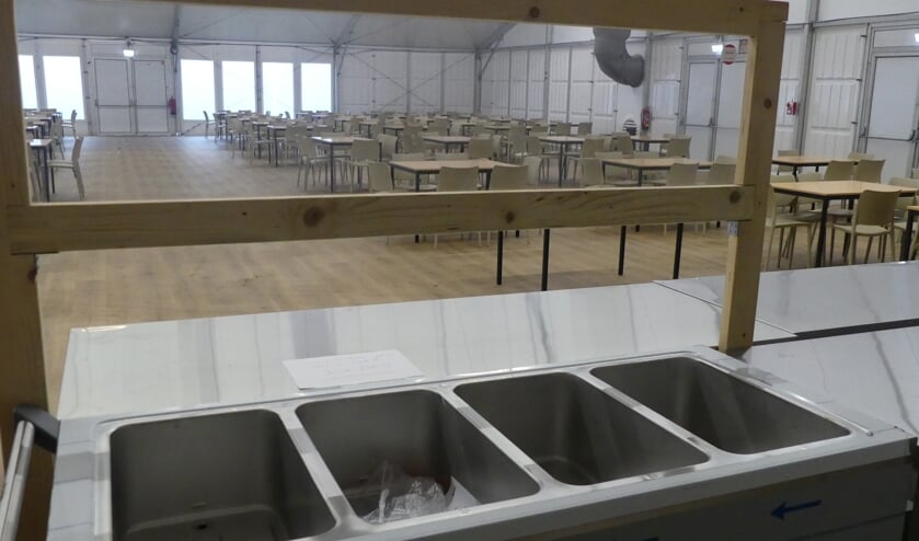 Er wordt straks in deze zaal gegeten, de bewoners komen in drie shifts langs.