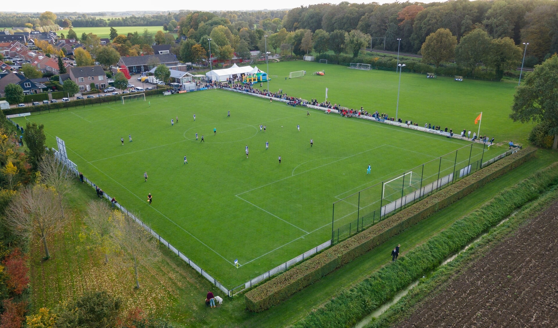 Een sfeerfoto van de wedstrijd VSW Windesheim tegen FC De Rebellen.