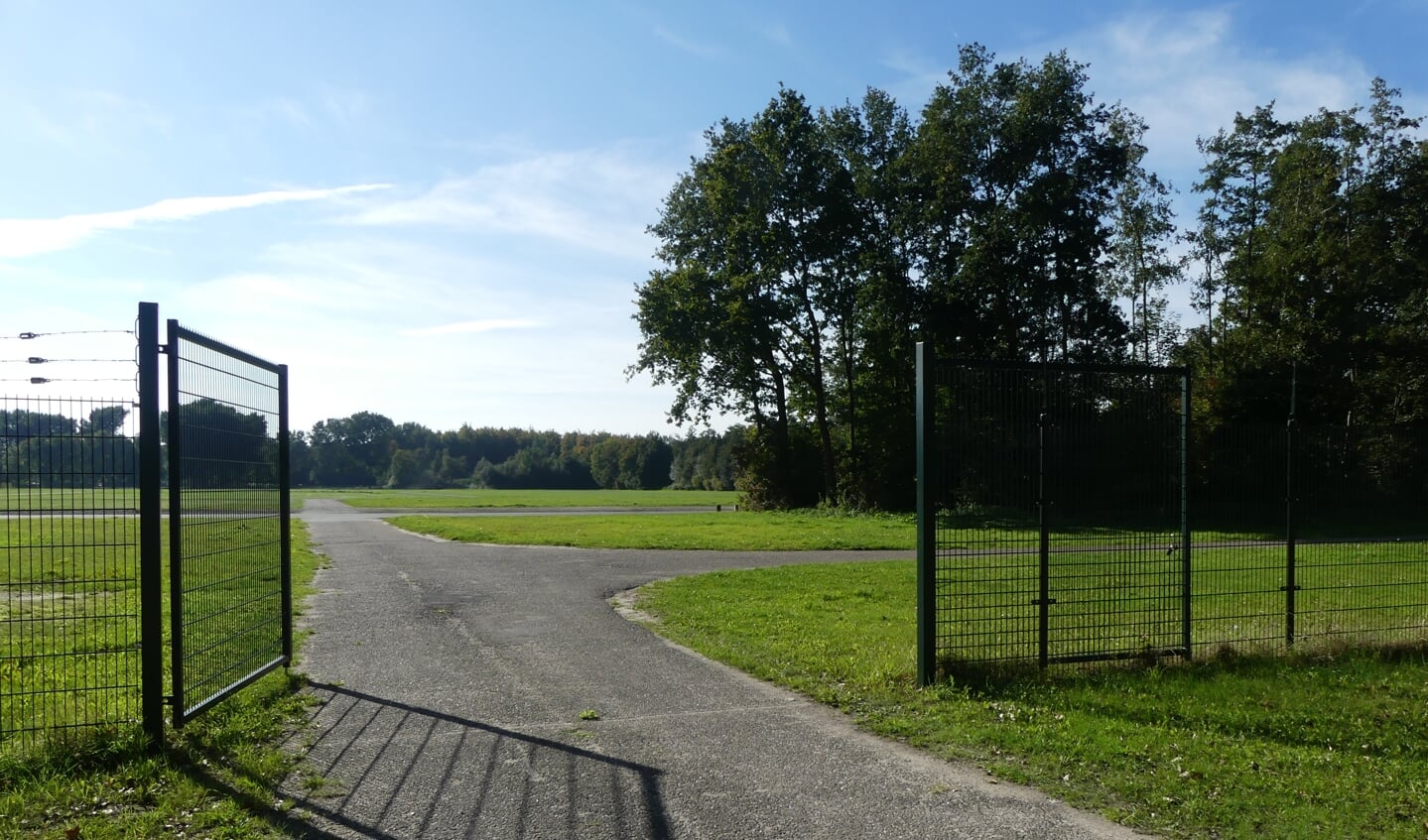 Het hek bij het evenemententerrein staat al open.