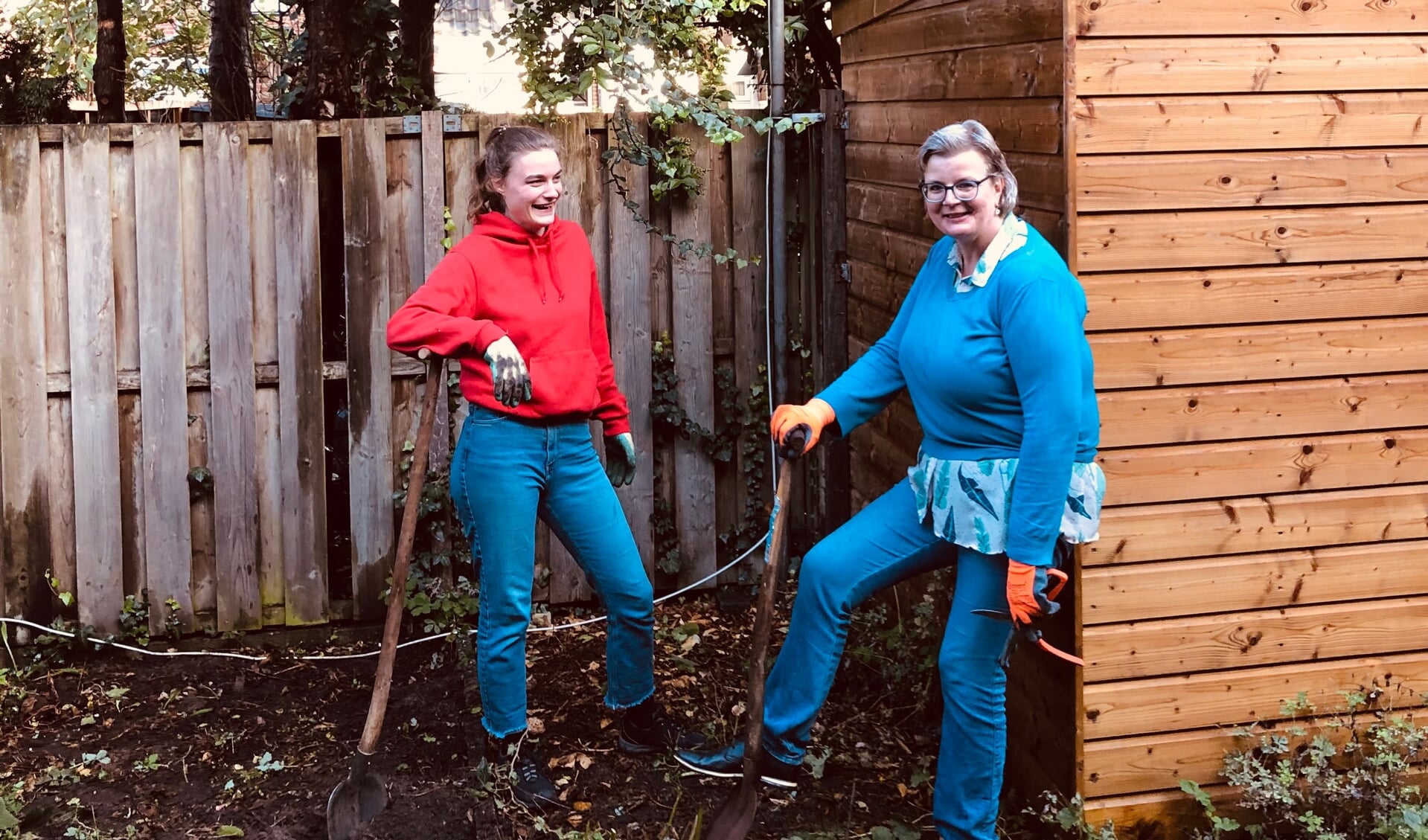 Tuinhulpen Agnes en Joëlle zijn hier druk bezig met het op orde maken van een tuin in Zwolle