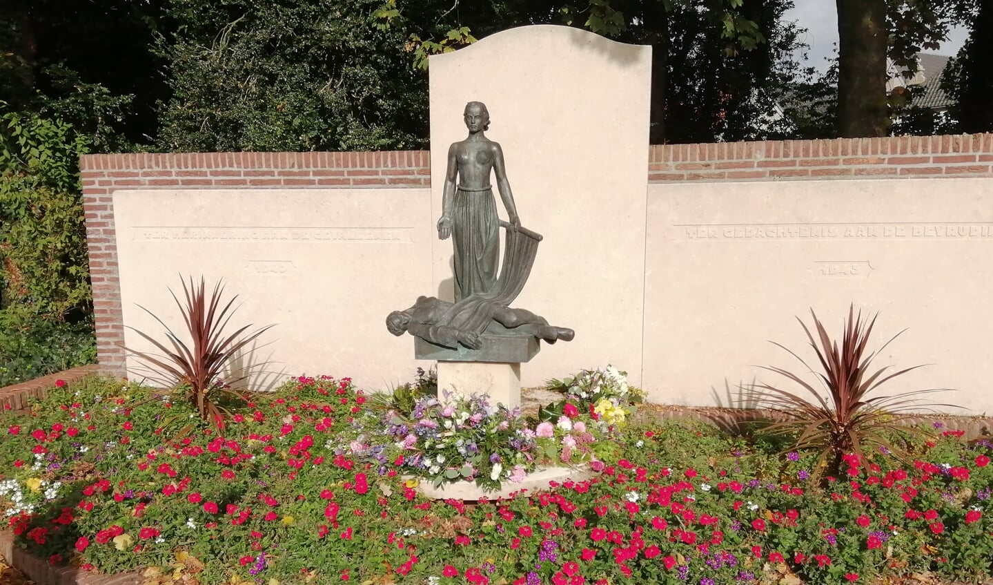 Na de crematie van Annie Mulder worden bloemen op het oorlogsmonument in Park Rams Woerthe gelegd