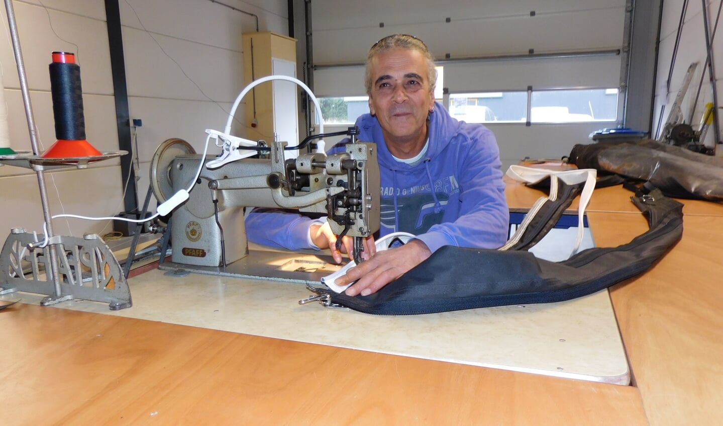 Stav Vardimon achter zijn naaimachine