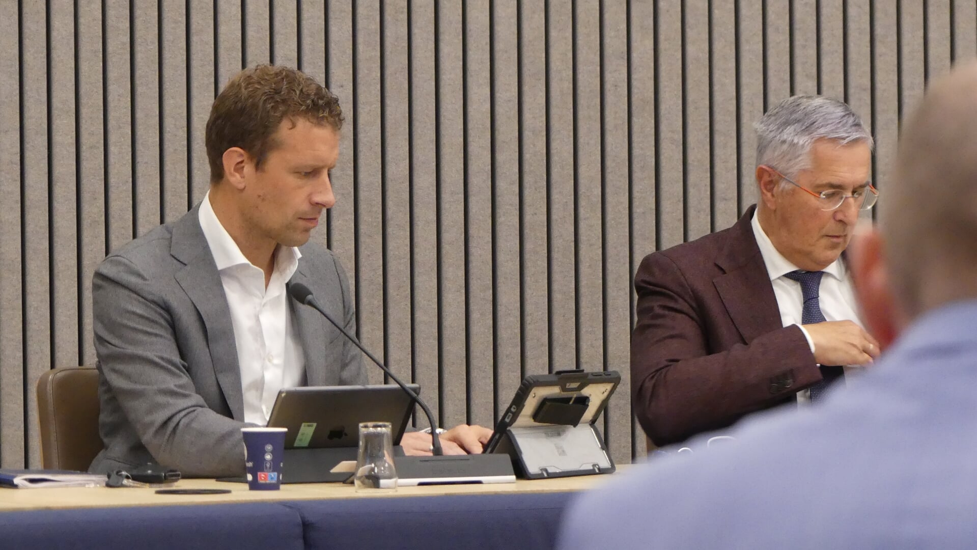 Barry Hoogezand (links) diende de nieuwe vragen in.