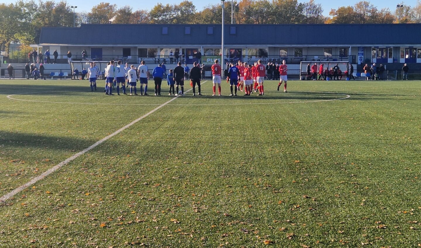 Beide teams maken zich klaar voor de aftrap.