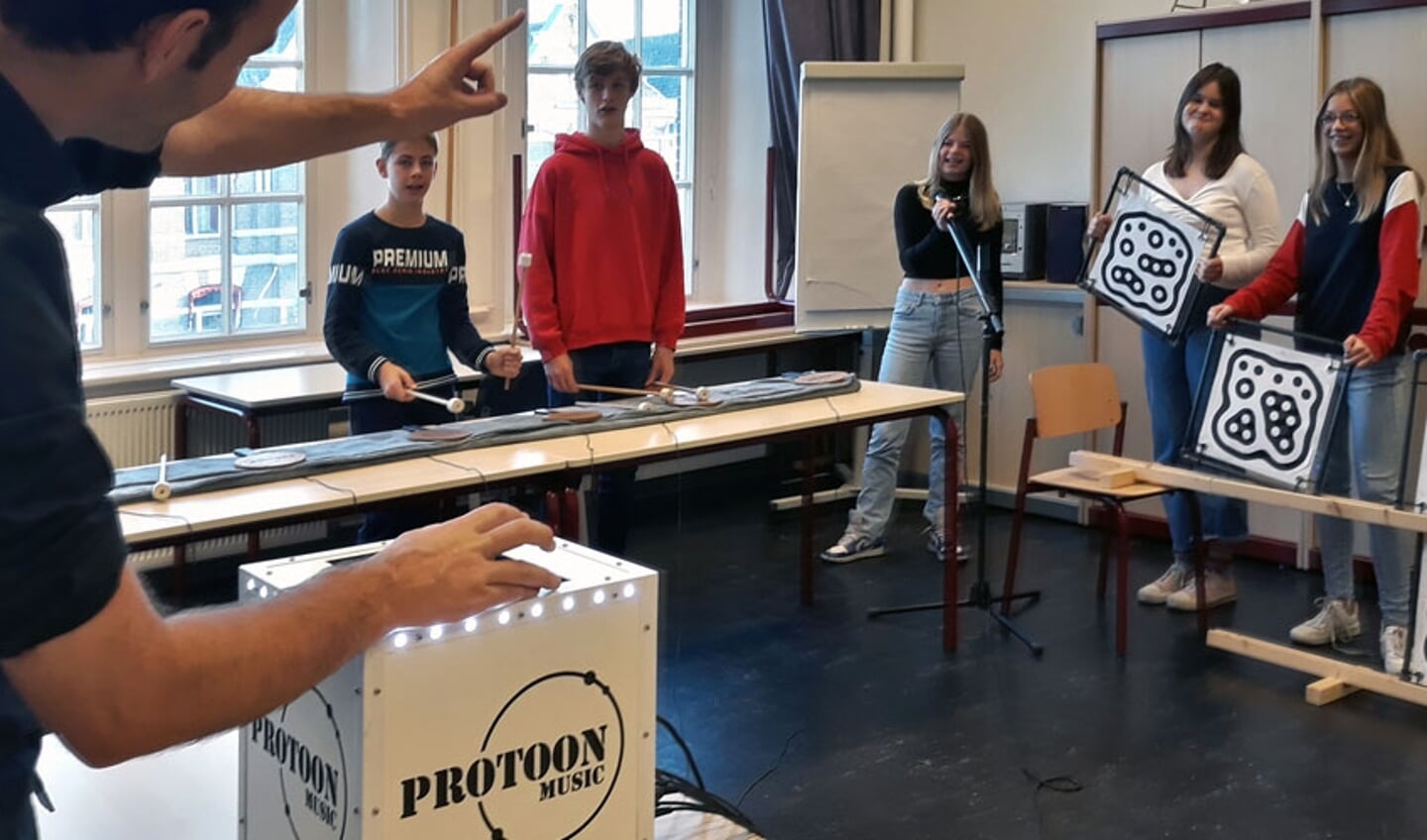 Leerlingen van het Almere College krijgen muziekles bij Quintus